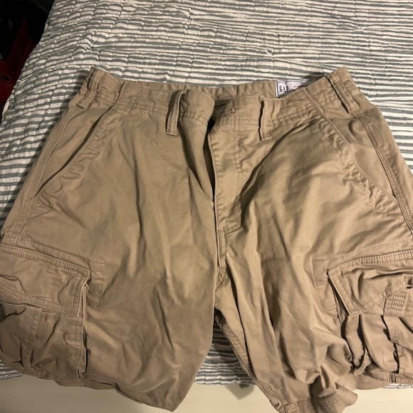 Gap cargo sharts - Picture 2 of 2